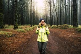 Mujer haciendo senderismo por el bosque