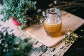 Miel, madera y plantas aromáticas