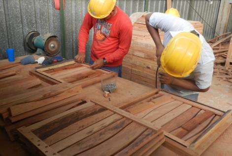 Hombres trabajando la madera
