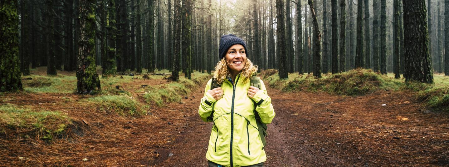 Mujer haciendo senderismo por el bosque