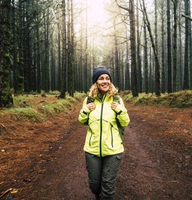 Mujer haciendo senderismo por el bosque